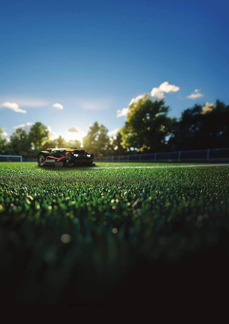 Robot Kress Mega sur une pelouse de football au soleil