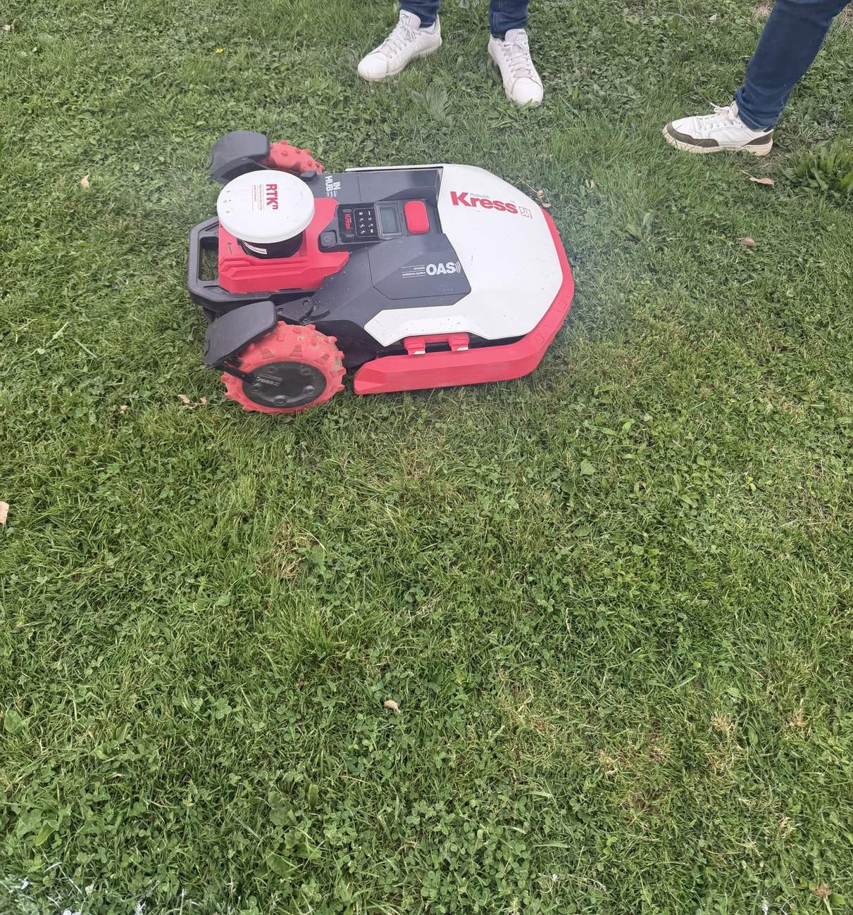Robot tondeuse Kress RTK avec roues crantées sur la pelouse