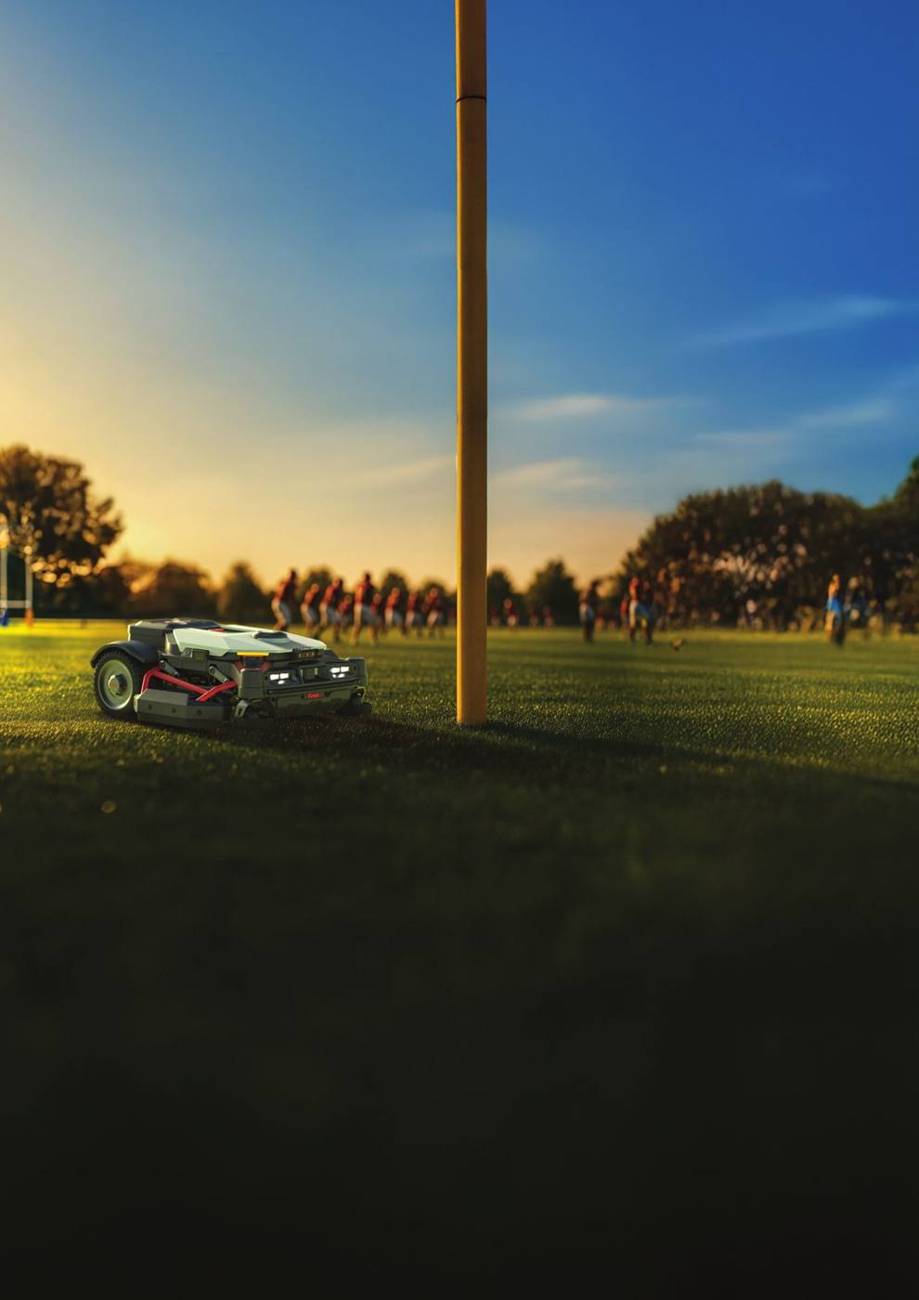 Robot Kress sur un terrain de football au coucher du soleil pendant un entraînement
