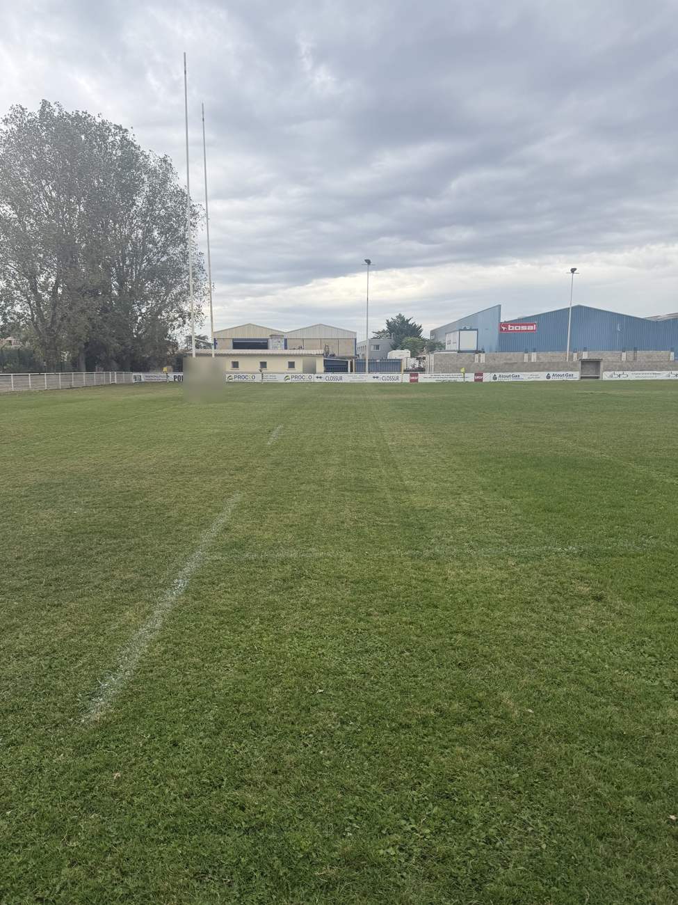 Terrain de rugby tondu par un robot Kress