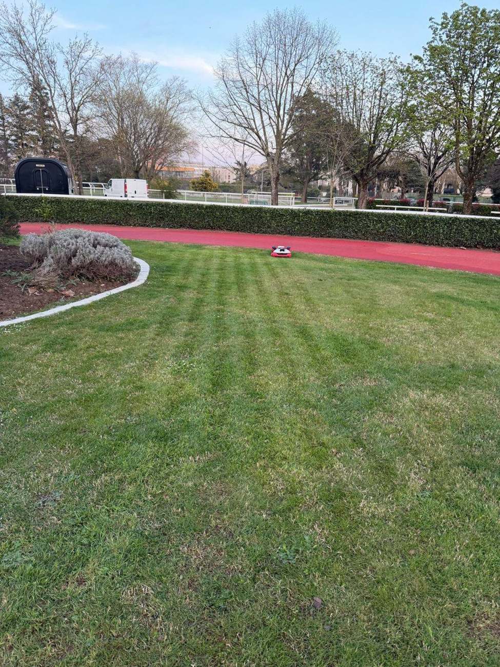 Rayures de tonte au bord de la piste de l’hippodrome