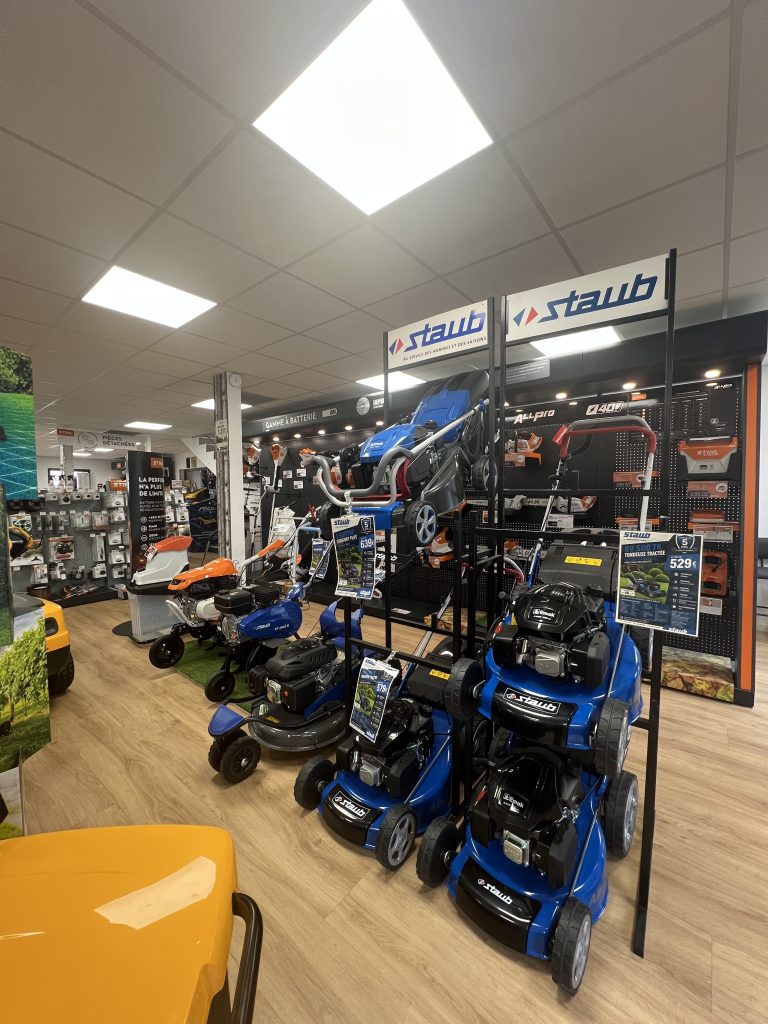 Tondeuses à gazon exposées dans le showroom