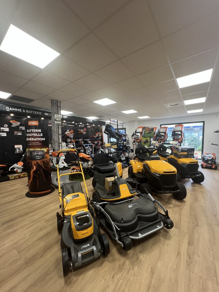 Tondeuses autoportées et tracteurs tondeuses exposés au magasin