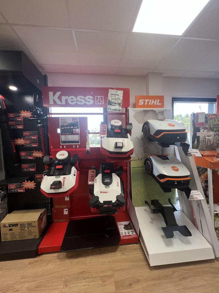 Espace robots tondeuses Kress et Stiga du magasin Clinique de la Tondeuse