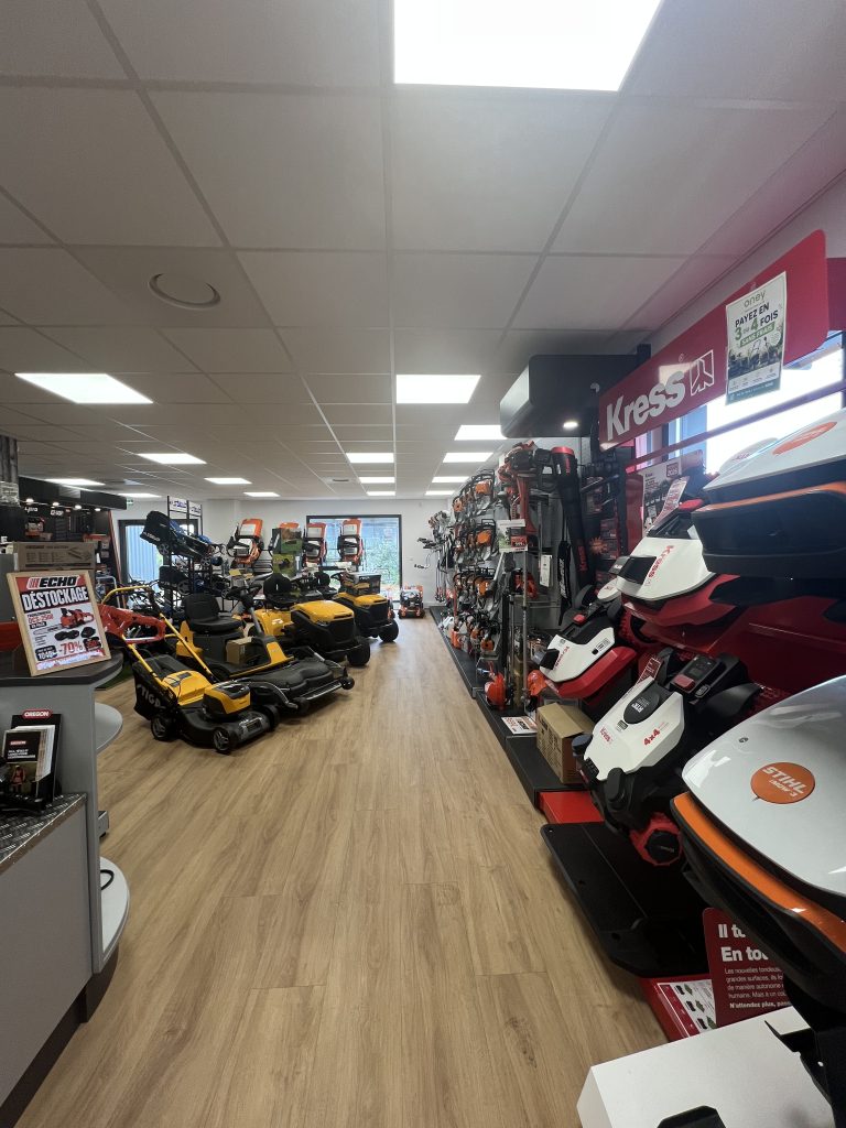Allée du showroom avec tondeuses et robots tondeuses