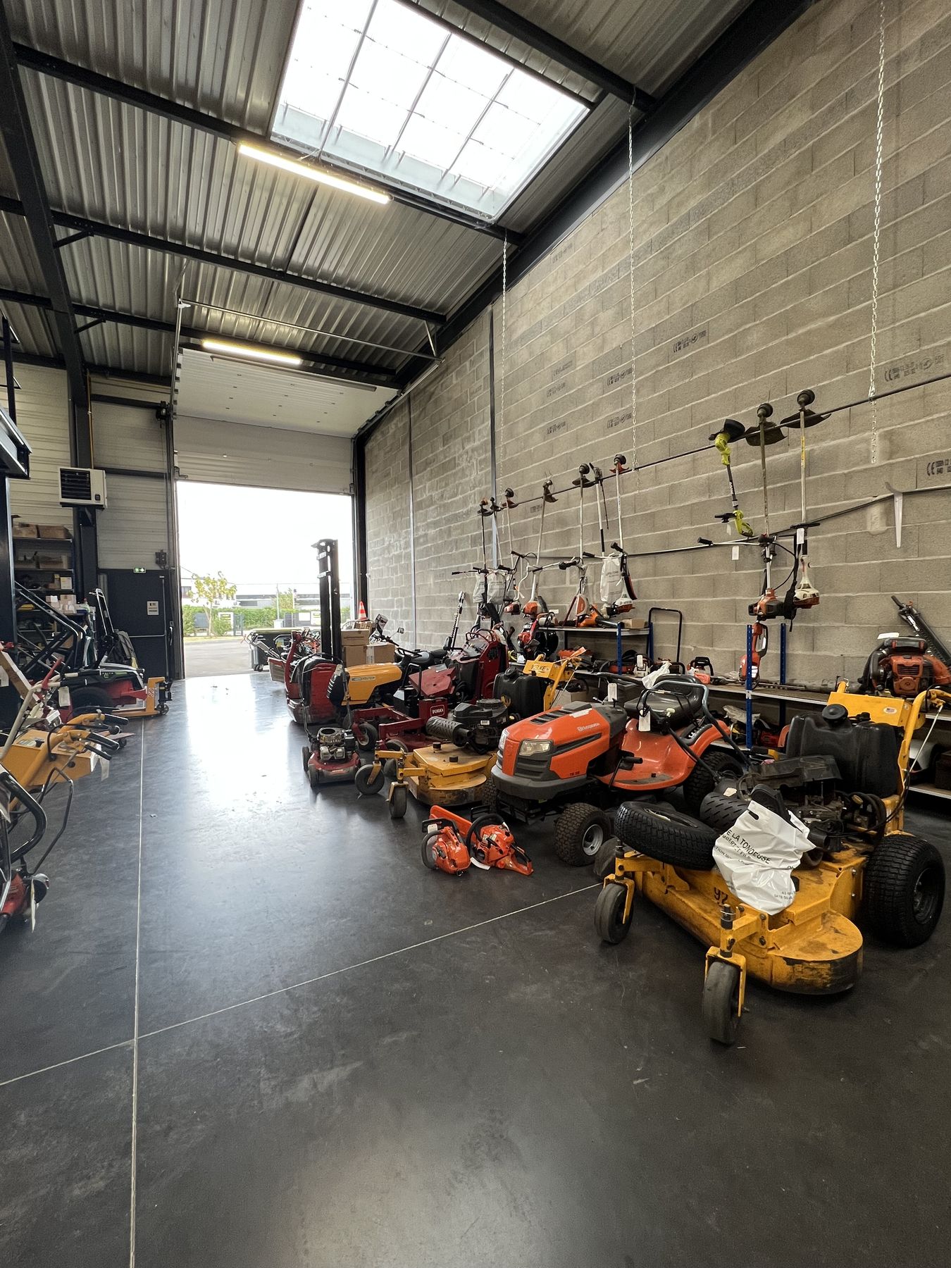 Tondeuses autoportées et débroussailleuses en réparation à l’atelier