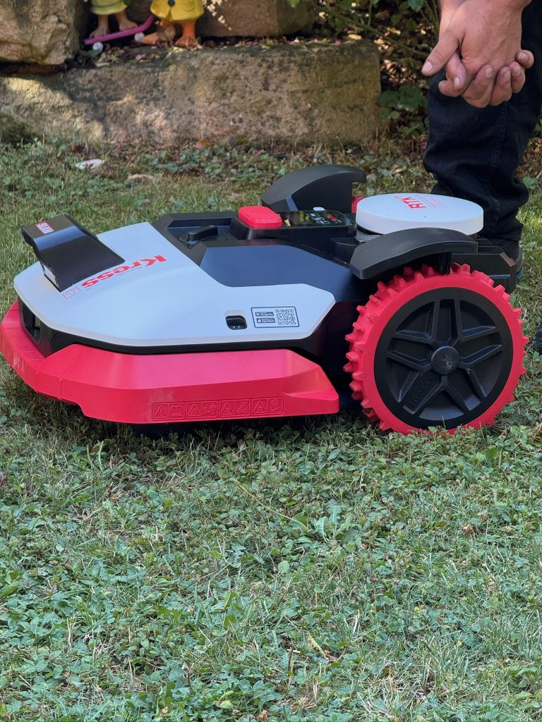 Robot tondeuse Kress RTKⁿ vendu et installé par la Clinique de la Tondeuse à Saint-Priest