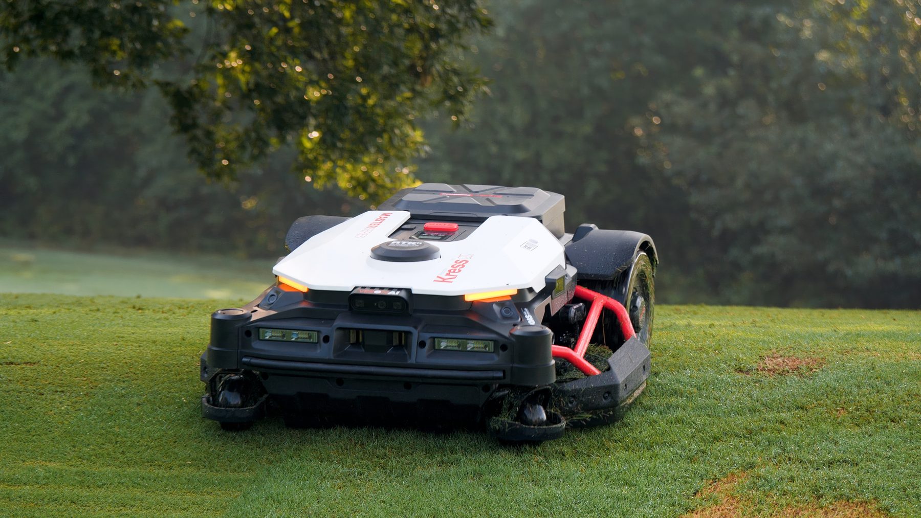 Robot de tonte Kress MasterSeries KR238E sur un fairway de golf au lever du jour