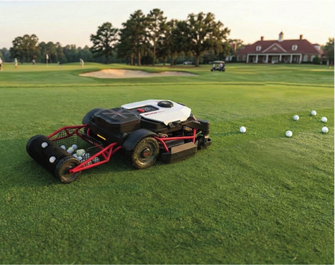 Kress KR238E équipé du ramasse-balles sur un practice de golf