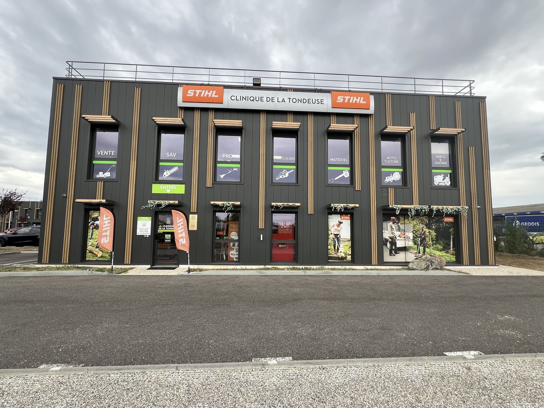 Façade du magasin et de l’atelier Clinique de la Tondeuse, 100 rue de l’Industrie à Saint-Priest